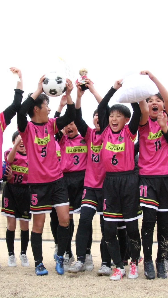 .
U-12 H-R-M 卒業記念大会

日の出sss河村さんのお誘いで、6年生最後の大会に参加させていただきました。ラストは楽しく勝つという目標の中、6年生全員笑顔でプレーできました！最後の優勝おめでとう！

予選リーグ
①vs 八原sss 2-0 ○
②vs 牛堀sss 1-1 △
③vs 大野原sssU-11 6-0 ○

準決勝
vs 大野原sss 5-0 ○

決勝
vs 牛堀sss 7-2 ○

優勝🏆

大会関係者の皆様、対戦相手の皆様、ありがとうございました🙇

#セレクション
#強化クラス
#サッカー
#サッカークラブ
#メンタルトレーニング
#フィジカルトレーニング
#鉾田市
#潮来市
#神栖市
#行方市
#鹿嶋市
#ジュニアユース
#FC鹿嶋
#fc_kashima
#FC鹿嶋ジュニアユース
#あしざるFC
#tanukifactory